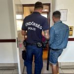 Betörte az ablakot, elvitte a pénzt, de nem számolt a szabadnapos rendőrrel