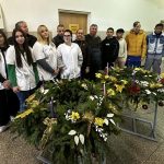 Megható meglepetés: koszorúval lepték meg az időseket a diákok