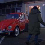 Fényfüzérekkel díszített autóval érkezett a Mikulás a balassagyarmati kábelgyárba