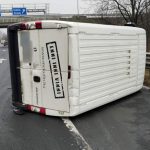 Oldalára borult egy kisteherautó az M3-ason Gödöllő közelében