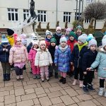 Óvodások díszítették fel a balassagyarmati főtér fenyőfáit