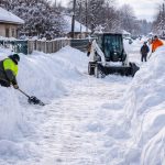 Hófúvás temetett be egy utcát Csörögben, órákra teljesen eltűnt a Vetés utca