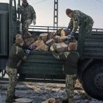 Rendőrök, tűzoltók, katonák vitték házhoz a tüzelőt Nógrád vármegyében